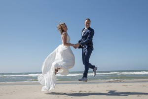 bruiloft-strand-springen   